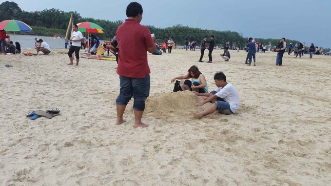 Riuh wisatawan di pantai Cinta Padang
