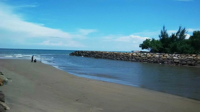 Pasir hitam di pantai Rancong Pulosimadu