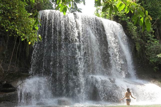 Keindahan air terjun Tangkahan