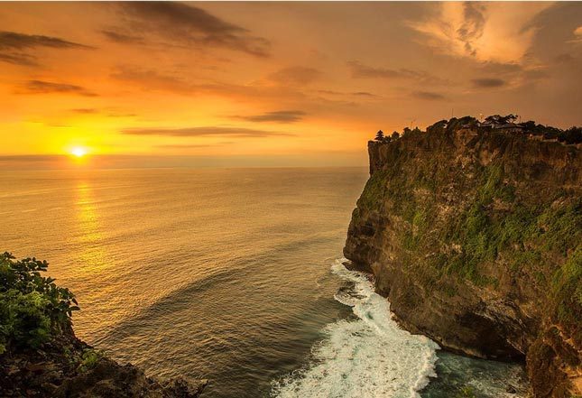 Keindahan matahari terbenam di Pura Luhur Uluwatu