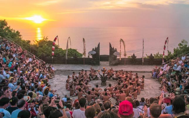 Pertunjukan tari Kecak Bali di Pura Uluwatu