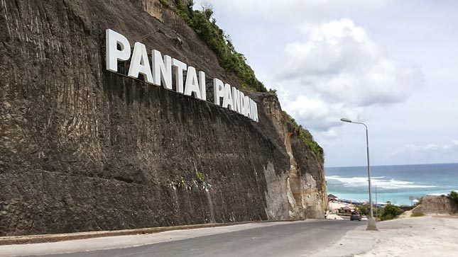 Akses masuk lokasi pantai Pandawa di Bali