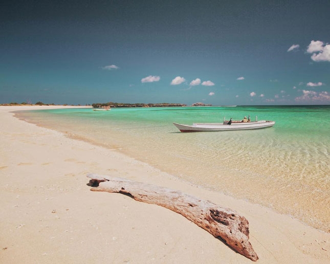 Destinasi wisata pantai di pulau Ndana