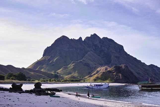 Wisata pantai di pulau Padar Flores