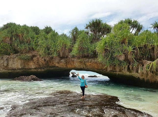 Destinasi alam pantai Srau