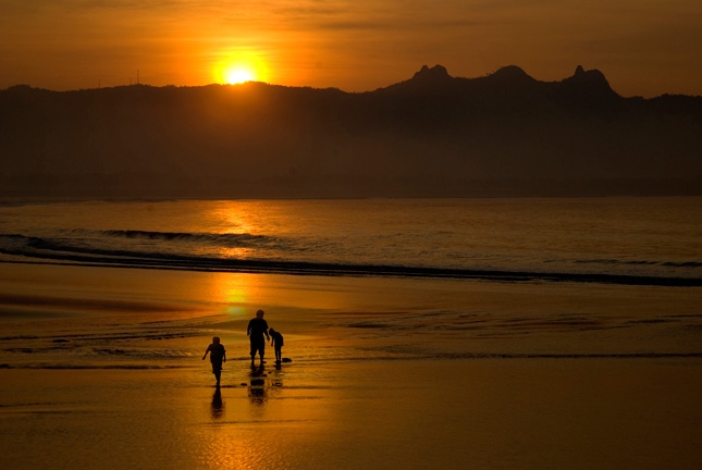 Sunset di pantai Teleng Ria