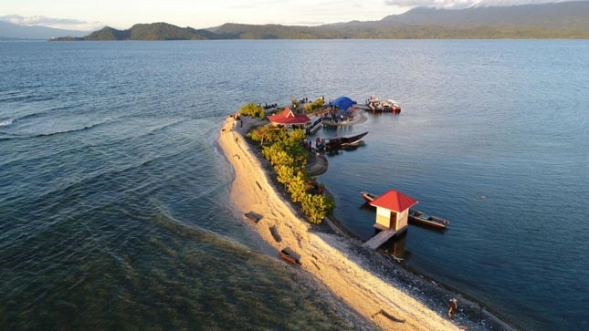 Keindahan alam di pantai Tuada Maluku