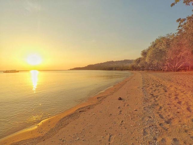 Sunset di tepi pantai pulau Moyo