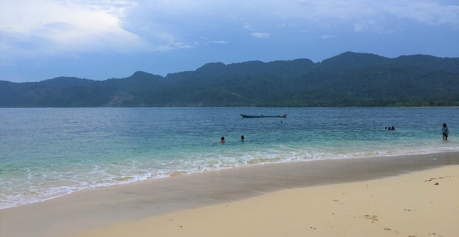 Wisata pantai di pulau Um Sorong Papua